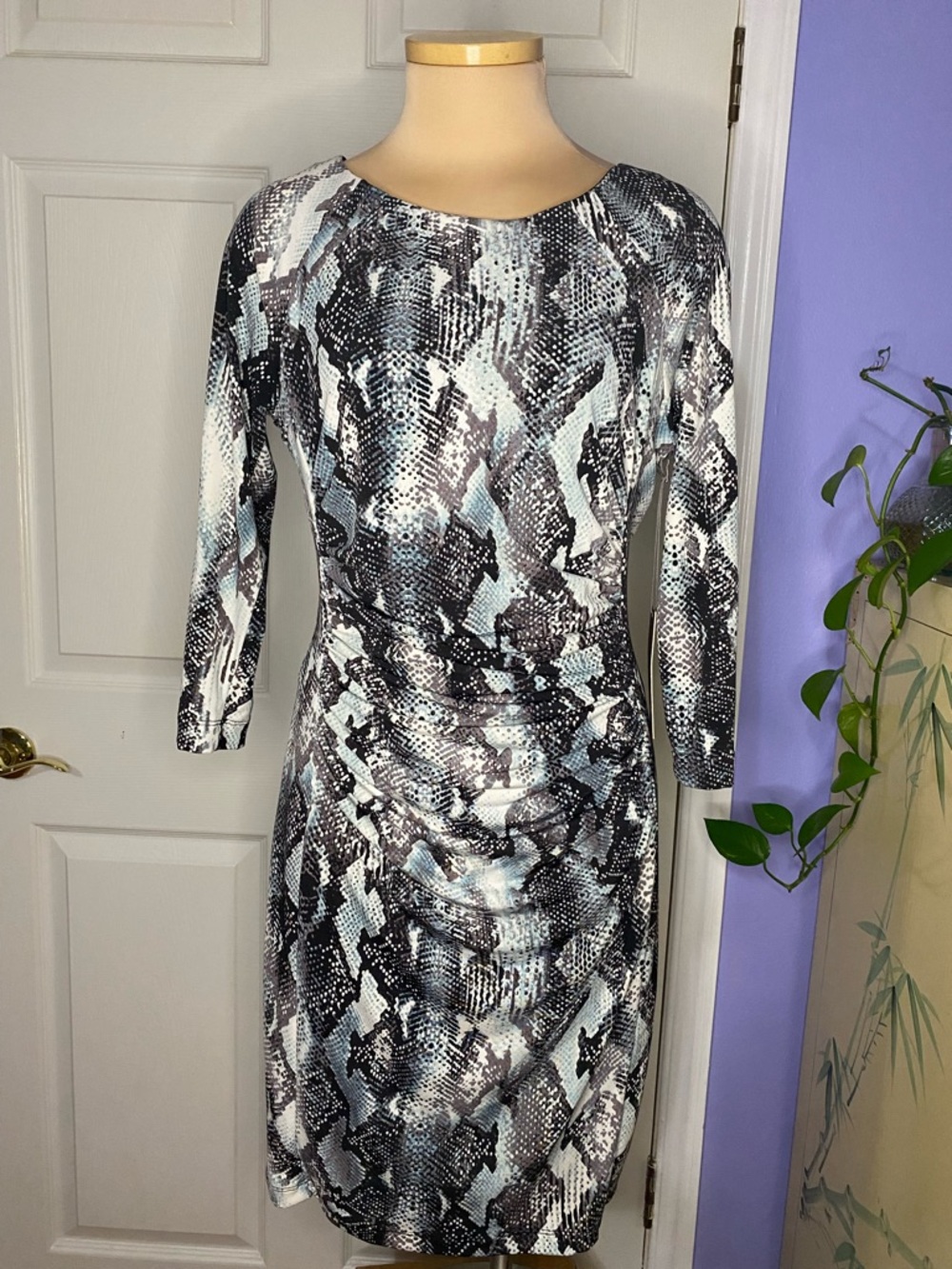 Jennifer Lopez Black, White and Blue Snake-Print Sheath Dress Size M